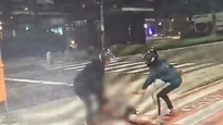 El asalto ocurrió en Barra da Tijuca y fue captado por cámaras de seguridad, que registraron la golpiza y la fuga de los delincuentes en moto.