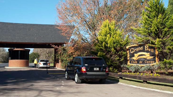 The entrance to the private neighborhood through which the thieves entered.