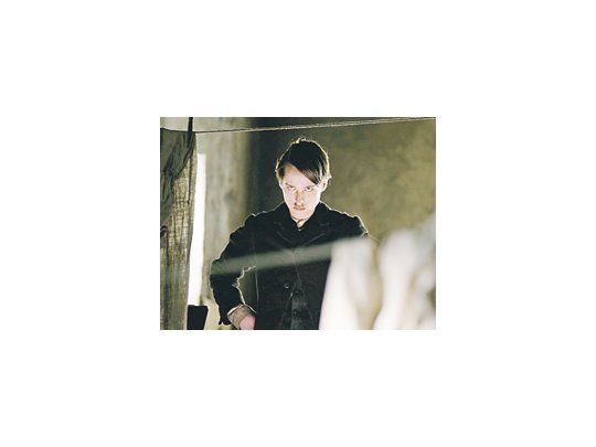 Tom Schilling, en el papel del joven Adolf Hitler, en la versión para el cine de «Mein Kampf» de Tabori.