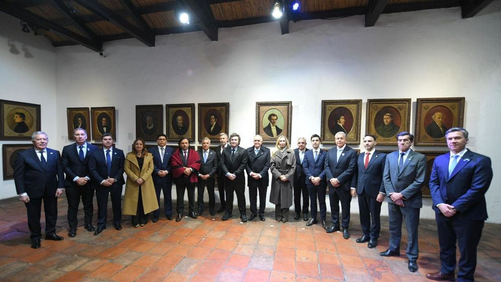 Javier Milei, junto a gobernadores, en Tucumán.