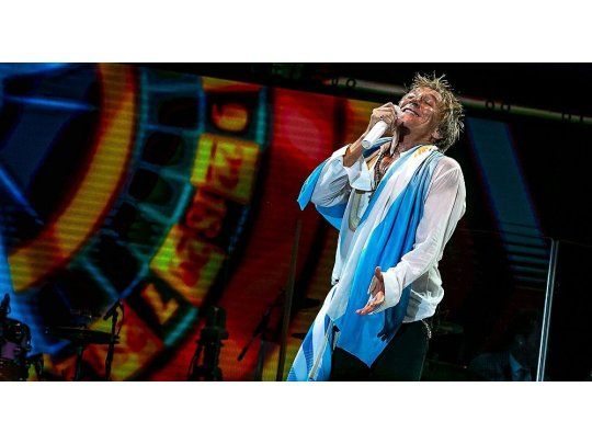 El cantante británico desplegó su encanto ante 21 mil personas en una noche donde no faltaron los hits y las canciones de amor.