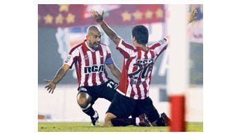 ámbito.com | Juan Sebastián Verón se abraza con Diego Galván festejando el único gol del partido. Estudiantes ganó, pero no le sobró nada ante Nacional.