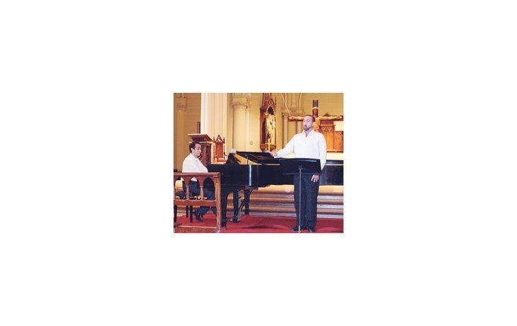 ámbito.com | Luciano Garay y el pianista José Luis Juri en un momento del recital dedicado a música de cámara de inspiración religiosa.