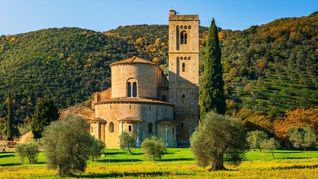 Abadía de San Antimo en Montalcino, Campiña Toscana, Italia. Abadía de San Antimo en Montalcino, Campiña Toscana, Italia.