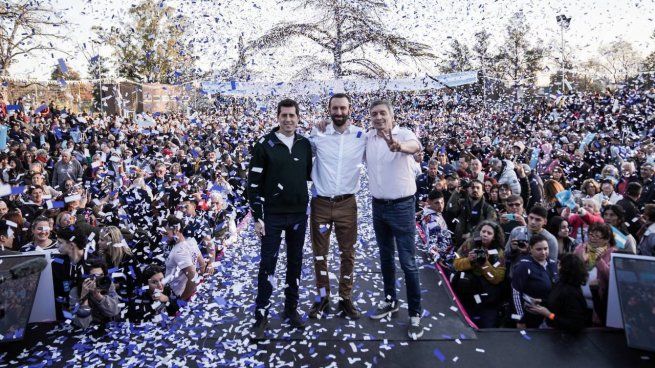 Wado de Pedro, Damián Selci y Máximo Kirchner en Hurlingham.