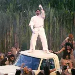 Luego de su emblemático e impactante show de medio tiempo en el Super Bowl, las reproducciones de sus canciones se dispararon en Spotify. Luego de su emblemático e impactante show de medio tiempo en el Super Bowl, las reproducciones de sus canciones se dispararon en Spotify.