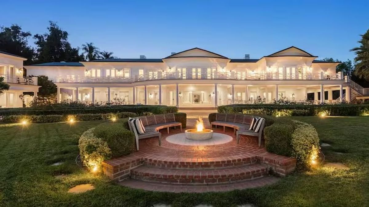 60 rooms, a movie theater, and a library with a golden dome: what the most iconic mansion in Los Angeles is like and who it belonged to