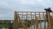 Un operario trabaja sobre el techo de una vivienda en construcción dentro de un barrio privado, donde se multiplican las obras con sistemas en seco