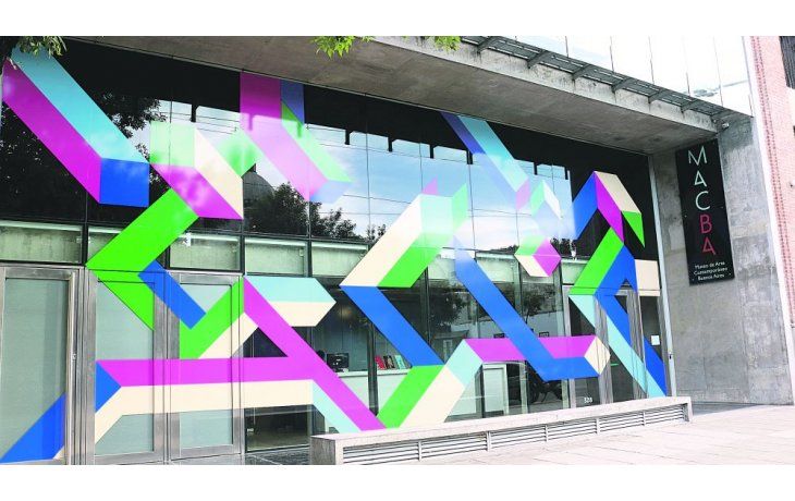 ámbito.com | Fachada. La “intervención” del frente del Museo estuvo a cargo de Diego Mur (Buenos Aires, 1970) con su obra “Pipeline” (2017).