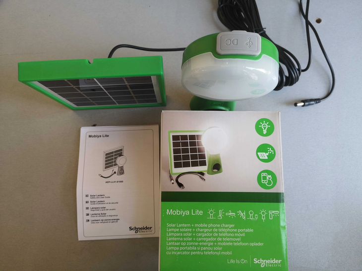 La lámpara LED funciona de manera autónoma con un panel solar asociado e incluye un puerto USB que carga teléfonos y otros dispositivos. La lámpara LED funciona de manera autónoma con un panel solar asociado e incluye un puerto USB que carga teléfonos y otros dispositivos.