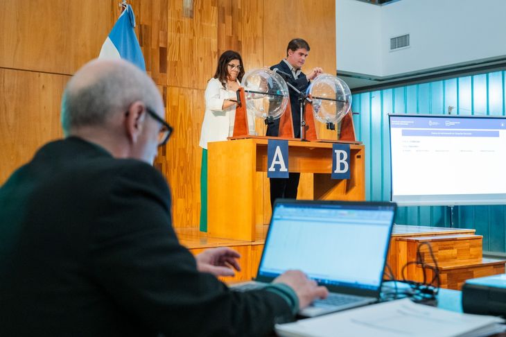 La campaña electoral en medios se desarrollará entre el 21 de septiembre y el 24 de octubre, con una duración de 33 días. La campaña electoral en medios se desarrollará entre el 21 de septiembre y el 24 de octubre, con una duración de 33 días.
