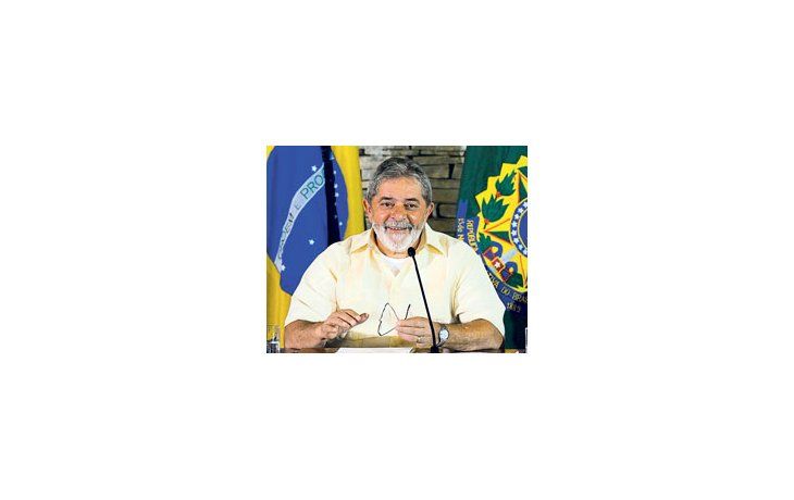 ámbito.com | ¿Liberal?, ¿estatista?, ¿estadista?, ¿de izquierda? Difícil encasillarlo. En la foto, Luiz Inácio Lula da Silva antes de reunirse el lunes con su gabinete en la Granja do Torto, Brasilia.