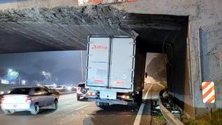 Así quedó el camión en la General Paz Así quedó el camión en la General Paz