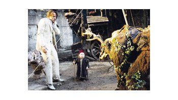 El excelente Christopher Plummer y Tom Waits (el demonio) en «El imaginario mundo del Dr. Parnassus», film con imágenes y proezas técnicas que están entre lo más audaz de un director poco convencional.