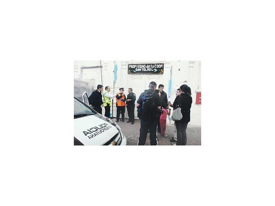 Desde el sábado, en la puerta del edificio se instalaron patrulleros de la Policía Metropolitana debido a que un grupo de personas intentó ingresar por la fuerza.