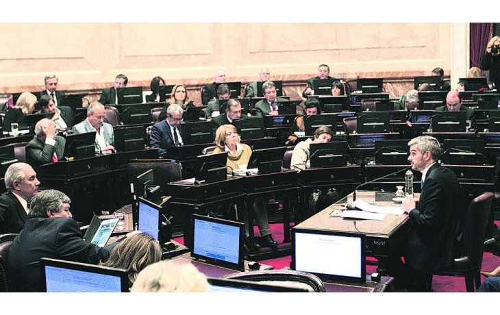 ámbito.com | Friendly. Marcos Peña, ayer en Senado y con menos cruces con la oposición en comparación con Diputados. Fue con pocos colaboradores y utilizó al máximo la ayuda de la secretaria de relaciones parlamentarias, Paula Bertol.