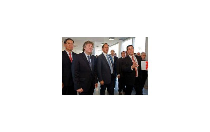 El vicepresidente de la Nación, a cargo del Poder Ejecutivo Nacional, Amado Boudou (2do-I) y el Gobernador de la Provincia, Danial Scioli durante la inauguracion del Centro de Innovación y Desarrollo de Tecnología de 3M Argentina, en la localidad de Garin.
