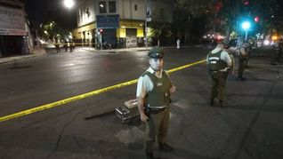 El hombre volvía de un día de compras junto con su familia.