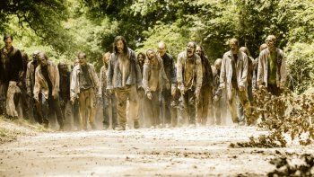 apocalipsis. La pregunta radica en cuál es el sentido de seguir viendo zombies exterminando a todo el cast, dejando sólo un puñado de personajes secundarios convertidos en protagonistas por default.