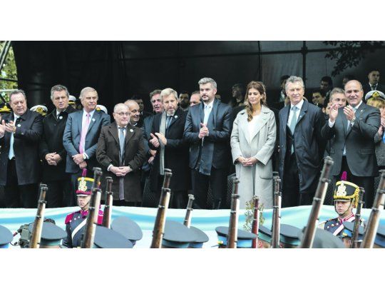 Orden. Macri estuvo ayer en Tucumán junto al peronista Juan Manzur; lo acompañó Juliana Awada. El Presidente les ordenó a Marcos Peña y a Rogelio Frigerio desactivar la interna expuesta entre los radicales y “Lilita”.