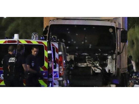 Se trata de dos albaneses detenidos que habrían facilitado al atacante de Niza la pistola que llevaba cuando el pasado jueves arrolló con un camión a cientos de personas y mató a 84 de ellas, informó hoy la cadena francesa de televisión iTélé.