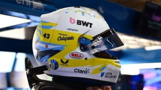 Franco Colapinto presentó su nuevo casco inspirado en Boca Juniors.