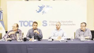 Debate. Carlos Heller, Sergio Massa, Martín Guzmán y Germán Martínez anoche en Diputados.