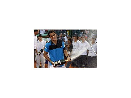 Nicolás Almagro feseteja con champagne su bicampeonato en Buenos Aires.