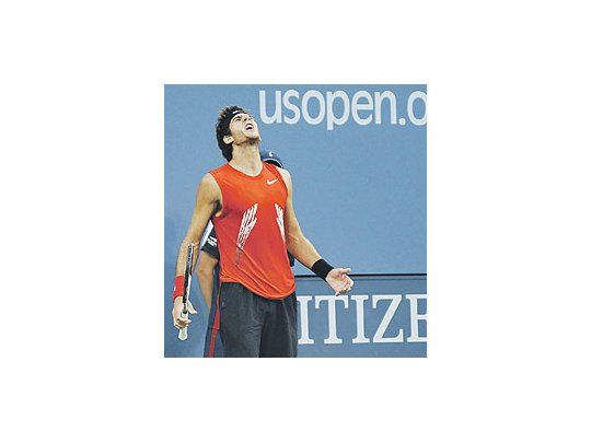 Gesto de cansancio, fastidio y dolor de Juan Martín del Potro, que jugó un maratónico partido, pero cayó ante Andy Murray.