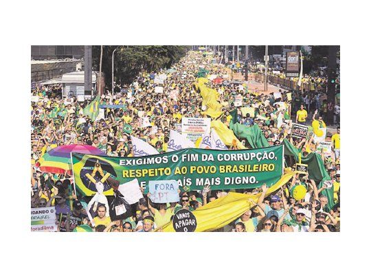 La marcha más multitudinaria se llevó a cabo en San Pablo, bastión opositor, donde al menos 275.000 personas participaron en contra del Gobierno de Dilma Rousseff, que apenas lleva 103 días en el poder.