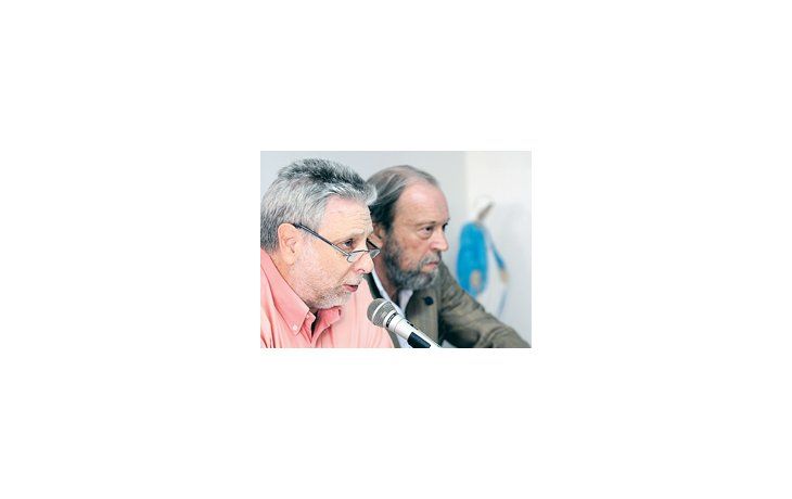 ámbito.com | Expectantes, el titular de CRA, Mario Llambías, y el de la Sociedad Rural, Hugo Biolcati, ayer en la conferencia de prensa tras aceptar la convocatoria del Gobierno para hablar de trigo.