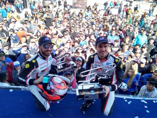 Matías Rossi y Julián Santero celebran el 1-2 de Toyota en San Juan.