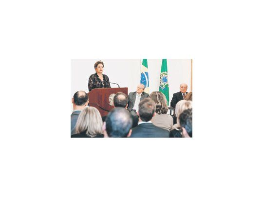 En un acto en el Palacio del Planalto, Dilma Rousseff afirmó que hace 50 años Brasil “dejó de ser un país de instituciones democráticas” y se inició un período en el que “nuestra libertad fue callada”.