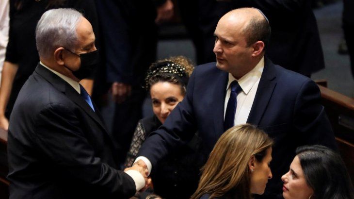 Benjam&iacute;n Netanyahu estrecha la mano de su sucesor, Naftali Bennett.