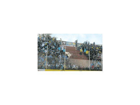 Una imagen que se vio el sábado en el estadio de Unión en Santa Fe. La tribuna de los hinchas de Boca Juniors, tras los graves incidentes, con el centro vacío donde se ubican los barras bravas.
