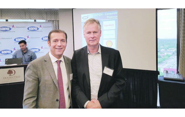 Avance. Gutiérrez, durante su encuentro en Texas con el gerente general de No Convencionales de Shell Argentina, Laurens Gaarenstroom.