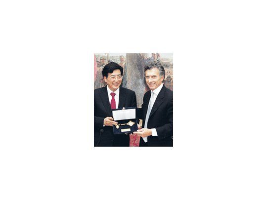 Mauricio Macri, con menguado bigote -no sabe si va o si vuelve- reapareció ayer en la firma de un convenio cultural con el alcalde de Pekín, Guo Jinlong, a quien le entregó las llaves de la Ciudad.