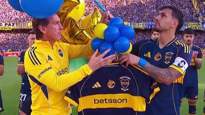Leandro Paredes y Úbeda lanzaron al cielo una camiseta en homenaje a Russo durante la ceremonia previa al inicio del partido ante Belgrano, en una jornada cargada de emoción en La Bombonera.