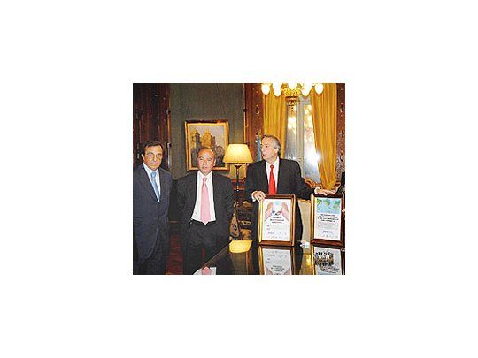 El presidente Néstor Kirchner recibió a directivos de ADEFA(Luis Ureta Sáenz Peña y Fernando Fraguío) tras la firmadel acuerdo.