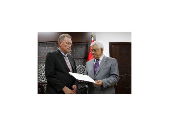 El presidente de la Autoridad Palestina, Mahmud Abas  junto al coordinador de la ONU para el proceso de paz en el Medio Oriente, Robert Serry, en una foto de archivo.