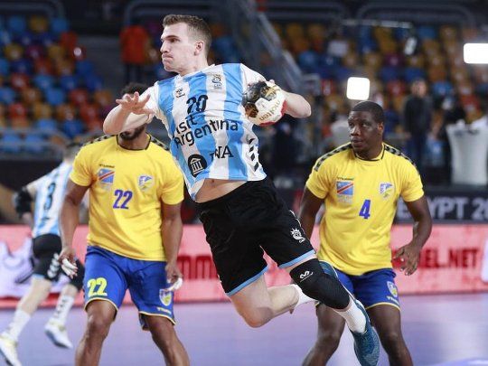 La Selección argentina remontó un inicio adverso y debutó en el Mundial de handball con una victoria.