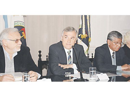 ADHESIÓN. El presidente de la Sociedad Sirio Libanesa de Jujuy, César Siufi, junto al gobernador Gerardo Morales, y el secretario de Integración Regional provincial, Carlos Toconás.