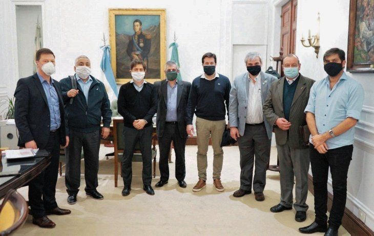 Unidad. El Grupo de los 7 visitó a Kicillof para pedir más obras. De paso le entregaron borrador a Bianco.