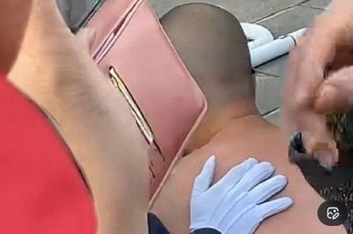 Tras desnudarse, el hombre fue reducido por la policía.