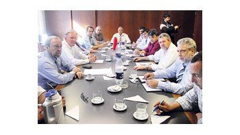 ámbito.com | En una concurrida reunión, la Mesa de Enlace acordó el lanzamiento de las medidas de fuerza que propuso el titular de Carbap, Pedro Apaolaza.