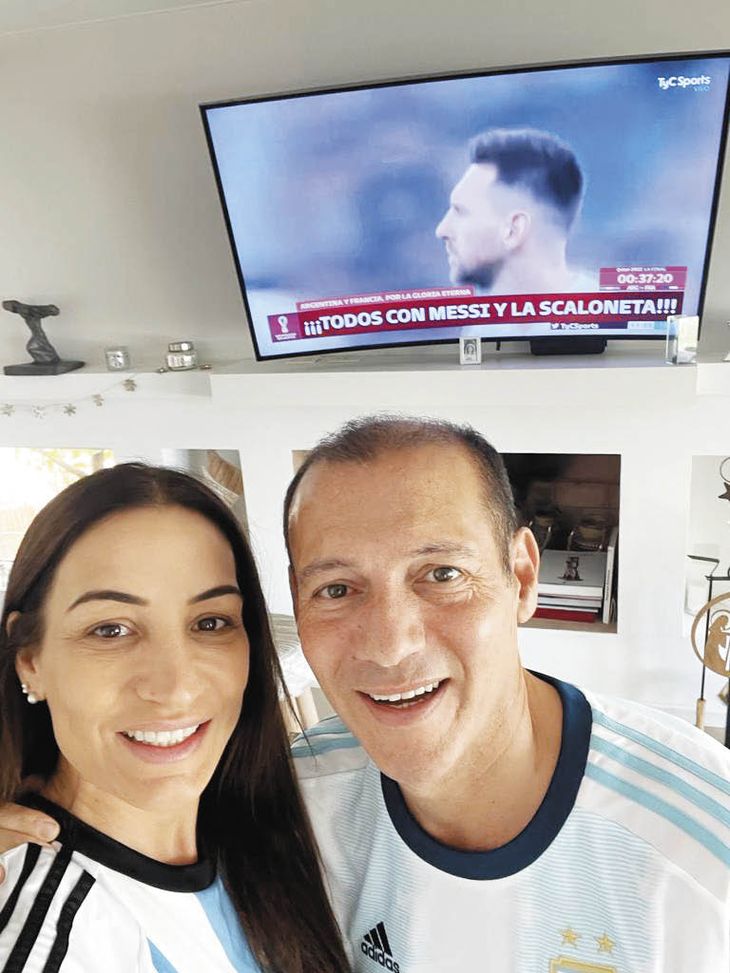 seleccionados. El puntano Alberto Rodríguez Saá (izquierda) y el neuquino Omar Gutiérrez (derecha) optaron por subir fotos personales a sus redes sociales con la camiseta argentina alentando a la Selección.