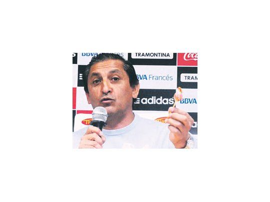 Ramón Díaz hasta puso su renuncia a disposición de los hinchas, si dudan de su fidelidad a River, mientras que Almeyda salió a  pegarle y dijo: “Vergüenza es robar y traicionar, no irse al descenso”.