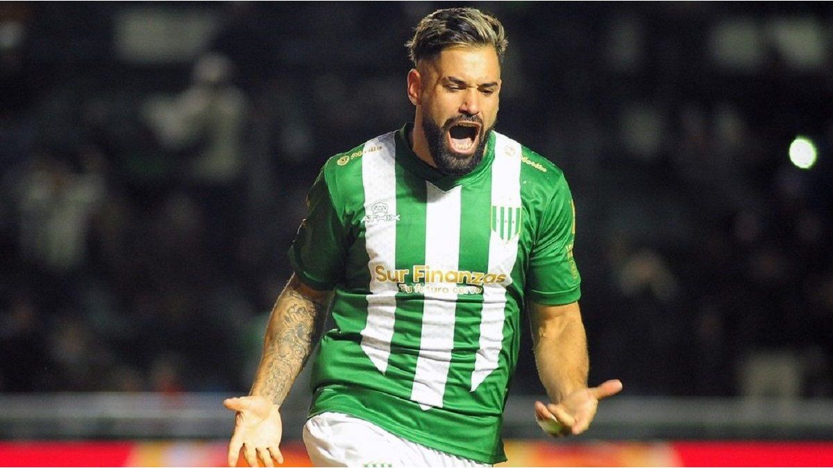 Who is Milton Giménez, the forward that Racing and San Lorenzo are fighting over?