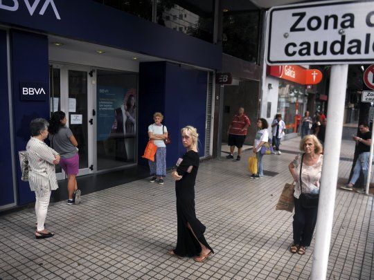 Buenos Aires: cajeros automáticos de distintos bancos lucen colas para la extracción de dinero, aunque respetando la distancia recomendada para evitar el contacto.