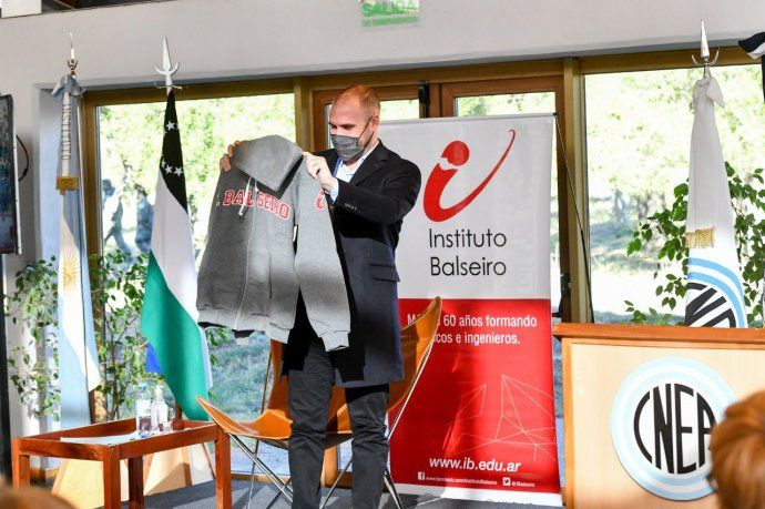 Guzmán con los obsequios que recibió en el Instituto Balseiro. 